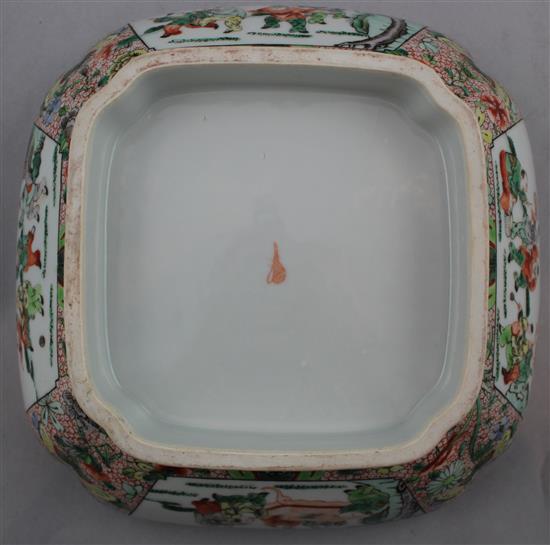 A Chinese famille verte square footed bowl, late 19th / early 20th century, 23cm